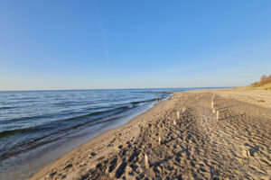 Strand mit Buhnen
